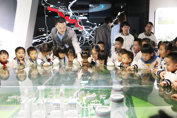 ʢ������������ҵ����չ��������������ս������ء�